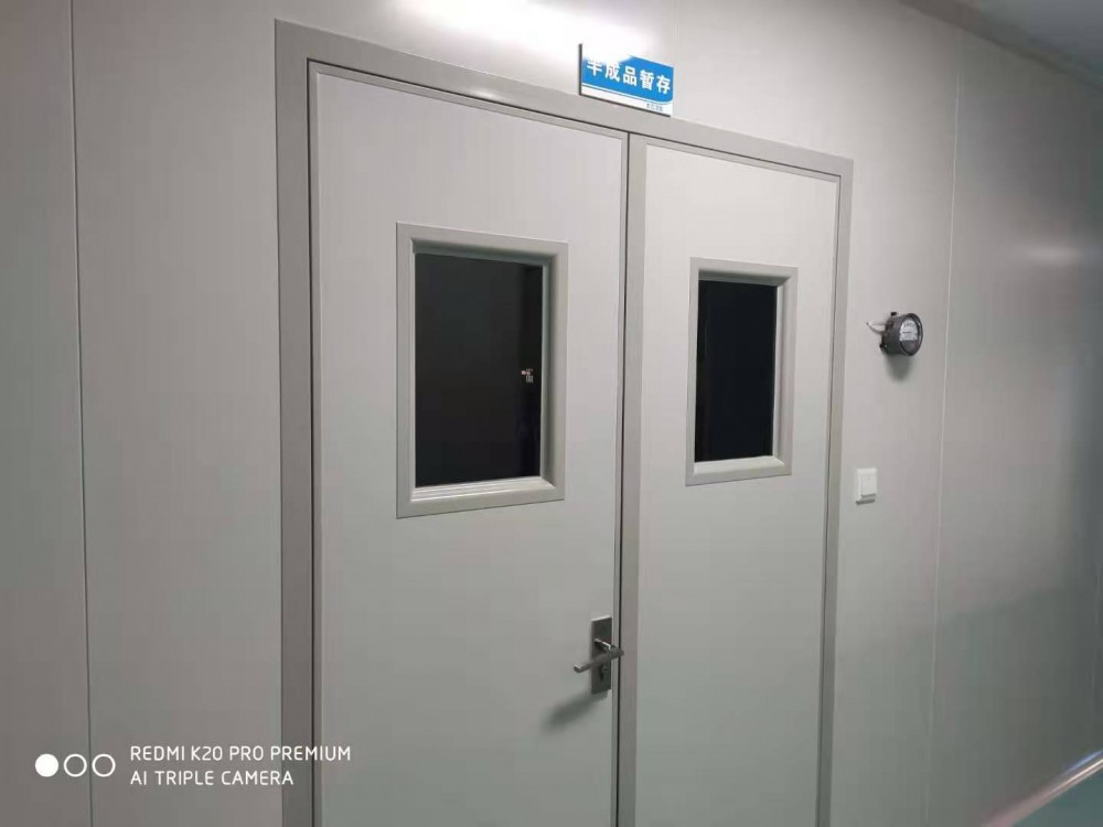 净化车间材料是净化厂房墙、顶板材一般多采用50mm厚的夹芯彩钢板制造，其特点为美观、刚性强、保温性能好、易施工。圆弧墙角、门、窗框等一般采用专用氧化铝型材制造地面可采用环氧自流坪地坪或高级耐磨塑料地板，有防静电要求的，可选用防静电型。送回风管道用热渡锌板制成，贴净化保温效果好的阻燃型PF发泡塑胶板高效送风口用不锈钢框架，美观清洁，冲孔网板用烤漆铝板。